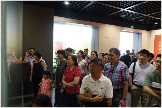 图2:4556银河国际教工党员参观中共一大会址